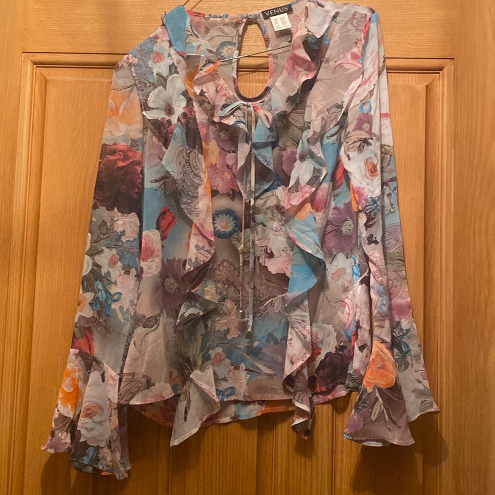 VENUS super cute ruffle and long bell sleeve top